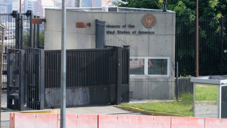 Trump evalúa la posibilidad de reabrir la embajada de EE.UU. en Caracas