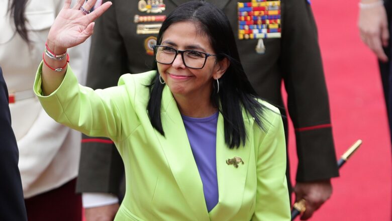 EE.UU. refuerza su respaldo a la líder chavista Delcy Rodríguez con el envío del jefe de la CIA a Caracas