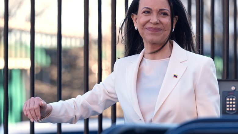 Trump anunció que Corina Machado le entregó la medalla del Premio Nobel de la Paz en la Casa Blanca