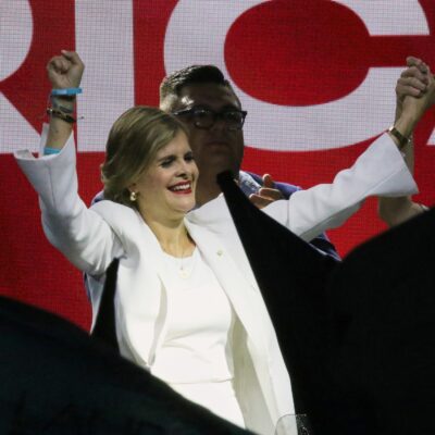 Quién es Laura Fernández, la Bukele de Costa Rica que arrasó en las elecciones y será la próxima presidenta