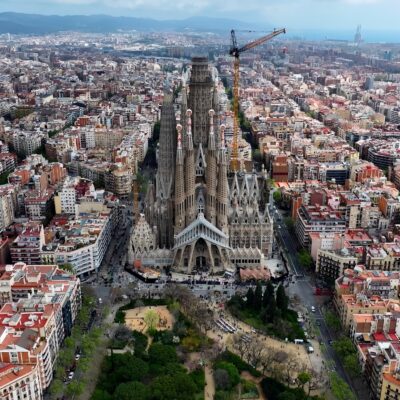 de La Pedrera y la Casa Batlló al Park Güell y la Sagrada Familia, un recorrido por sus obras más famosas en Barcelona y la agenda de eventos a 100 años de su muerte