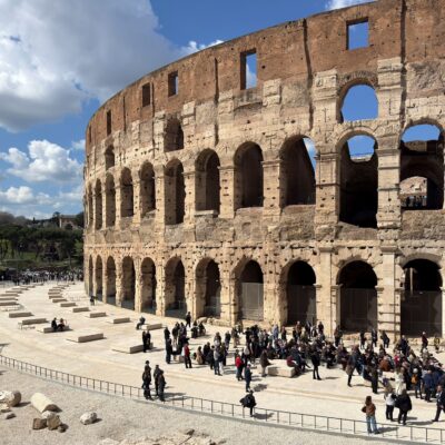 Restauran el perímetro de mármol del Coliseo romano y hay polémica