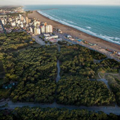 Un paseo en velero por la costa de Necochea, entre postales de playas y lobos marinos