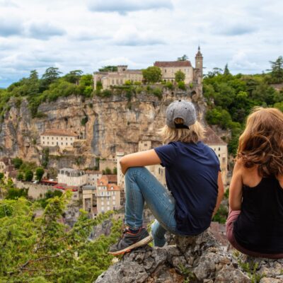 Casas que cuelgan de un precipicio, monasterios en sitios imposibles y el pueblo chino que se hizo viral: lugares increíbles que desafían abismos