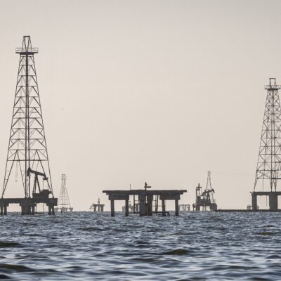 caen las principales bolsas y el petróleo roza los US$ 115 tras otro ataque iraní en Kuwait