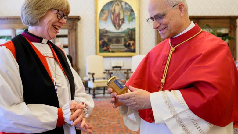 el Papa reza con la primera mujer arzobispo de Canterbury