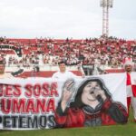 La bandera de San Martín de Tucumán en respuesta a los insultos libertarios contra Mercedes Sosa
