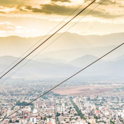 Más turistas viajando por la Argentina en Semana Santa 2026, pero con estadías más cortas y un gasto menor