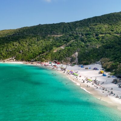 Cerca de Buzios, cómo es la playita del «Caribe brasileño» que se puso de moda con las redes sociales