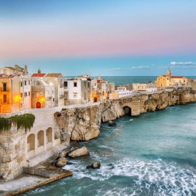 el pueblo italiano sobre un acantilado con castillo y catedral medieval