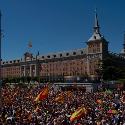 Miles de manifestantes intentaron llegar hasta el Palacio de la Moncloa, sede del gobierno de España, para pedir la renuncia de Pedro Sánchez