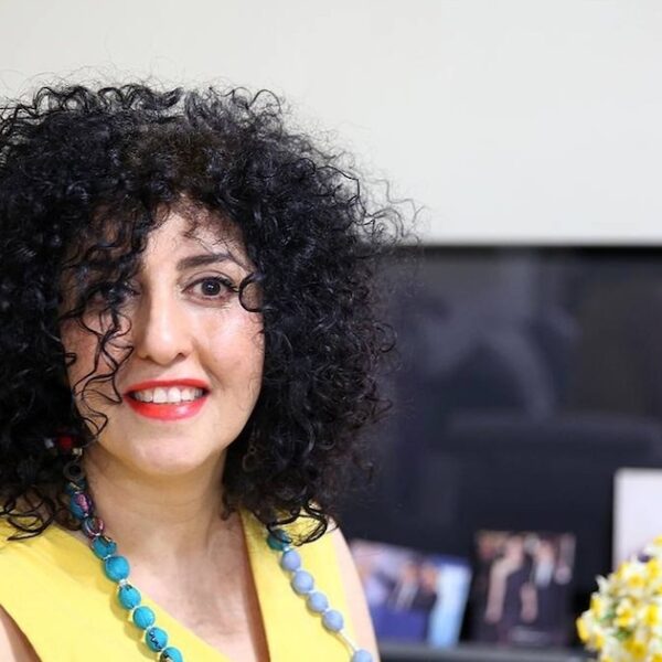 Más de 110 Nobel piden la liberación de la activista iraní Narges Mohammadi tras su traslado hospitalario
