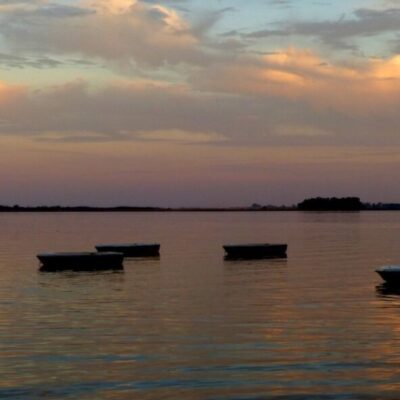 La laguna bonaerense con muelles iluminados y comodidades ideales para pescar en invierno