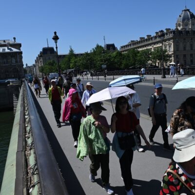10 muertos, alertas sanitarias y caos en el transporte en Francia y Gran Bretaña