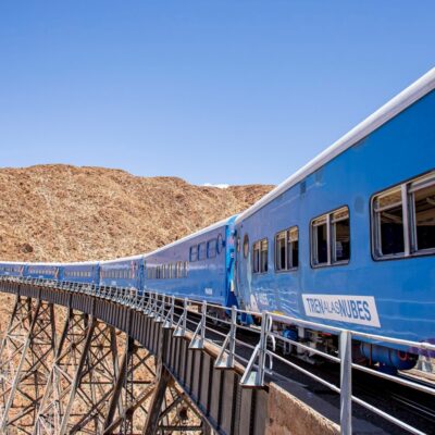 Así es el tren que recorre paisajes a una de las mayores alturas del planeta