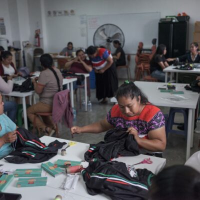 ¿Artesanía o explotación? La historia de las camisetas del Mundial de México