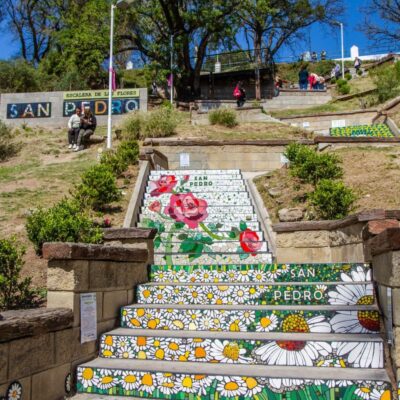 El pueblo bonaerense con escaleras coloridas que muchos comparan con Brasil