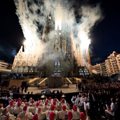 El papa León XIV bendijo la última torre de la Sagrada Familia de Barcelona, la iglesia más alta del mundo
